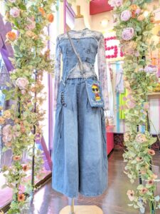 足立区六町のセレクトショップLadies KAWAIの、デニムワイドパンツとシアートップスのコーデ