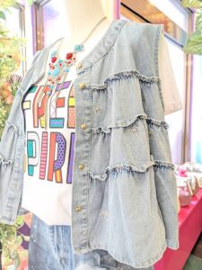 ロゴTシャツとデニムショートベスト