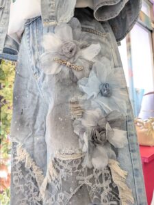 レースと花モチーフが付いたワイドデニムパンツ