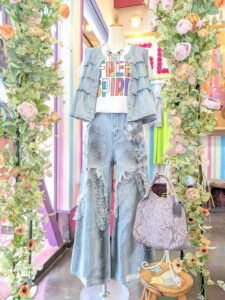 足立区六町のセレクトショップLadies KAWAIの、レースデニムパンツとデニムベストの夏コーデ