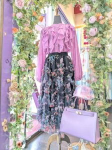 ピンクブラウスに黒ベースの花柄チュールスカートを合わせた、大人の華やかスカートコーデ。