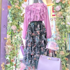 ピンクブラウスに黒ベースの花柄チュールスカートを合わせた、大人の華やかスカートコーデ。