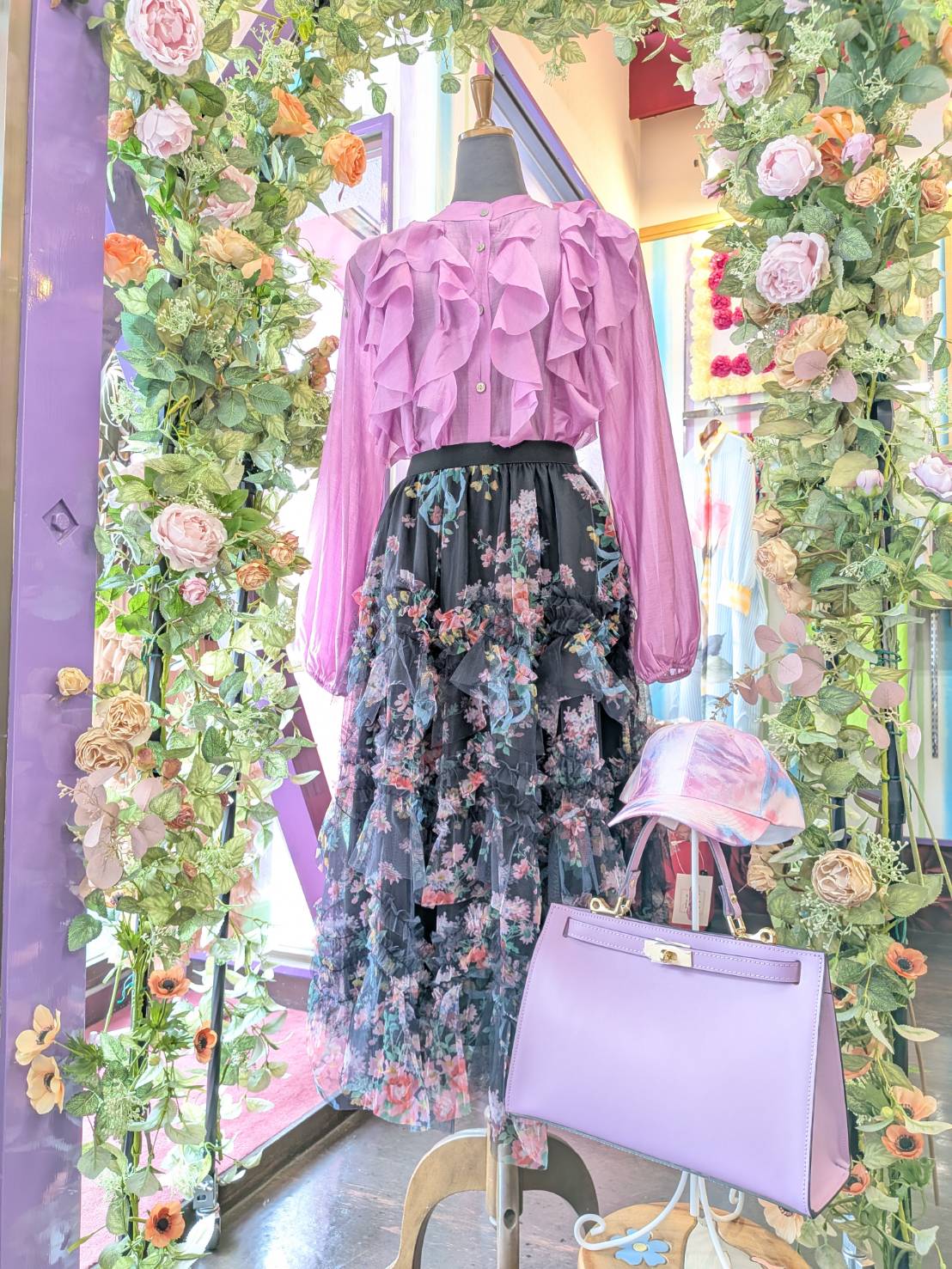 ピンクブラウスに黒ベースの花柄チュールスカートを合わせた、大人の華やかスカートコーデ。