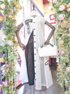 エターナリーブレイズの白トップスに黒の切替デザインを合わせた、大人のモノトーンコーデ。