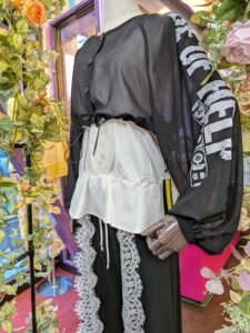 エターナリーブレイズの黒トップスに白スカートを合わせた、大人のモノトーンコーデ。