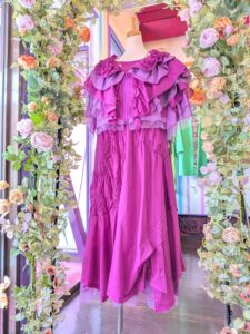 エターナリーブレイズのピンク系ロングワンピースを使った、大人の華やかコーデ。