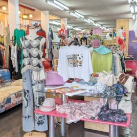 LED照明に変えて明るくなったLadies KAWAIの店内全体