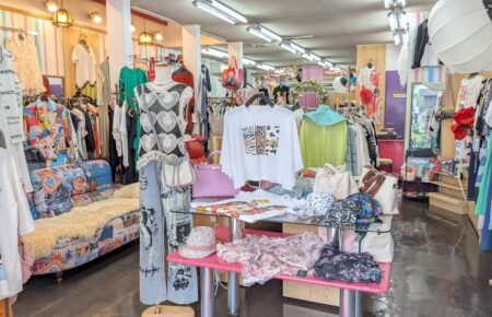 LED照明に変えて明るくなったLadies KAWAIの店内全体