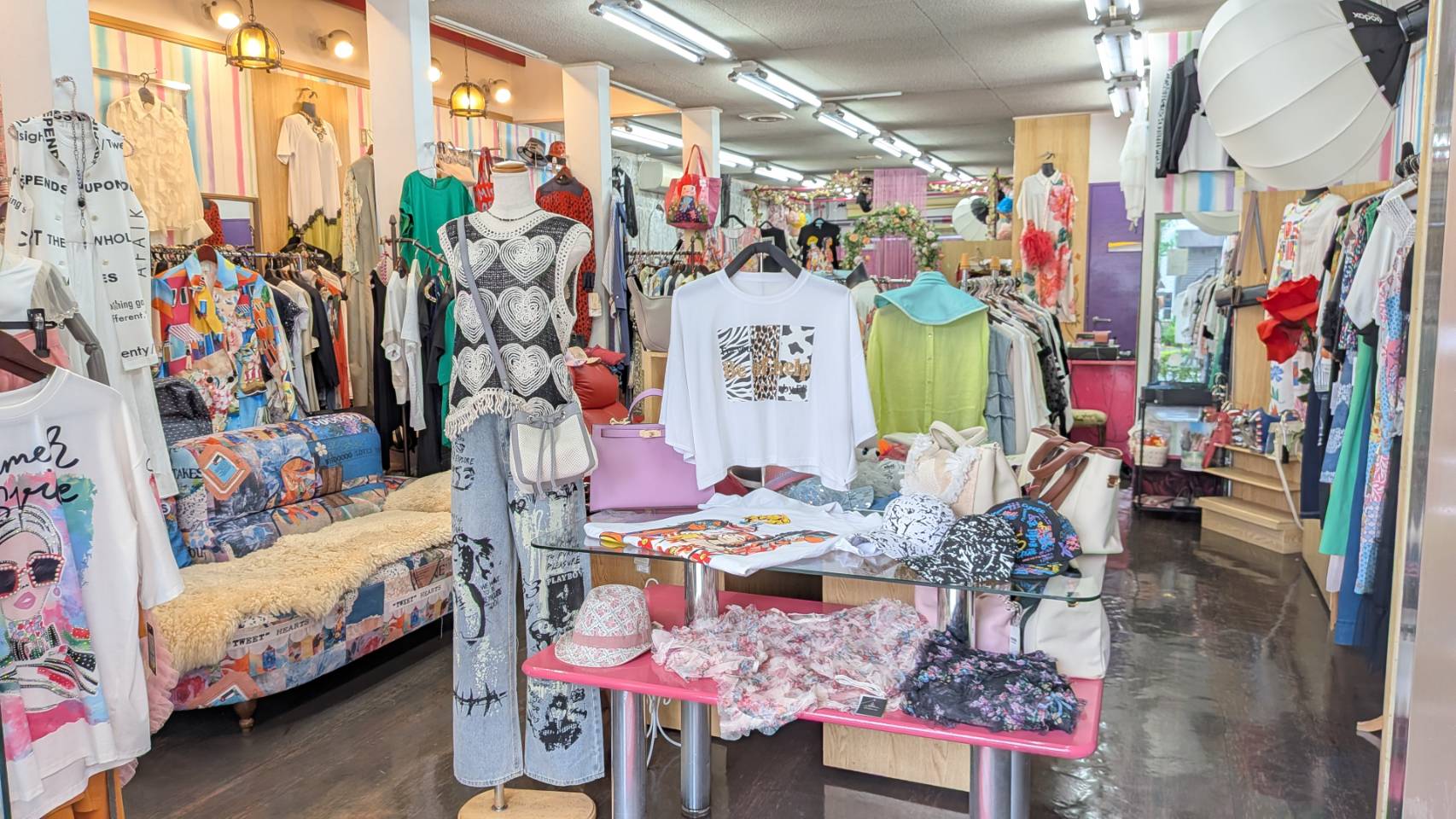LED照明に変えて明るくなったLadies KAWAIの店内全体